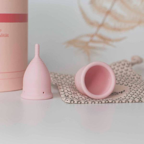 Menstruationstasse verschiedene GrößenBlattwende